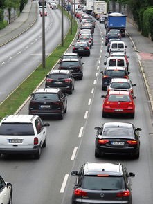 探讨无限速道路下城市交通安全：突破限速束缚与管理难题的两难境地